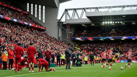ليفربول يراقب فوسكوفيتش مدافع برايتون وسط تنافس أوروبي واسع