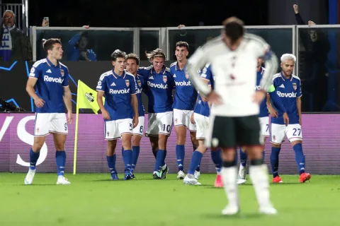 مانشستر يونايتد تسقط أمام كومو 4-1 في دوري الأبطال