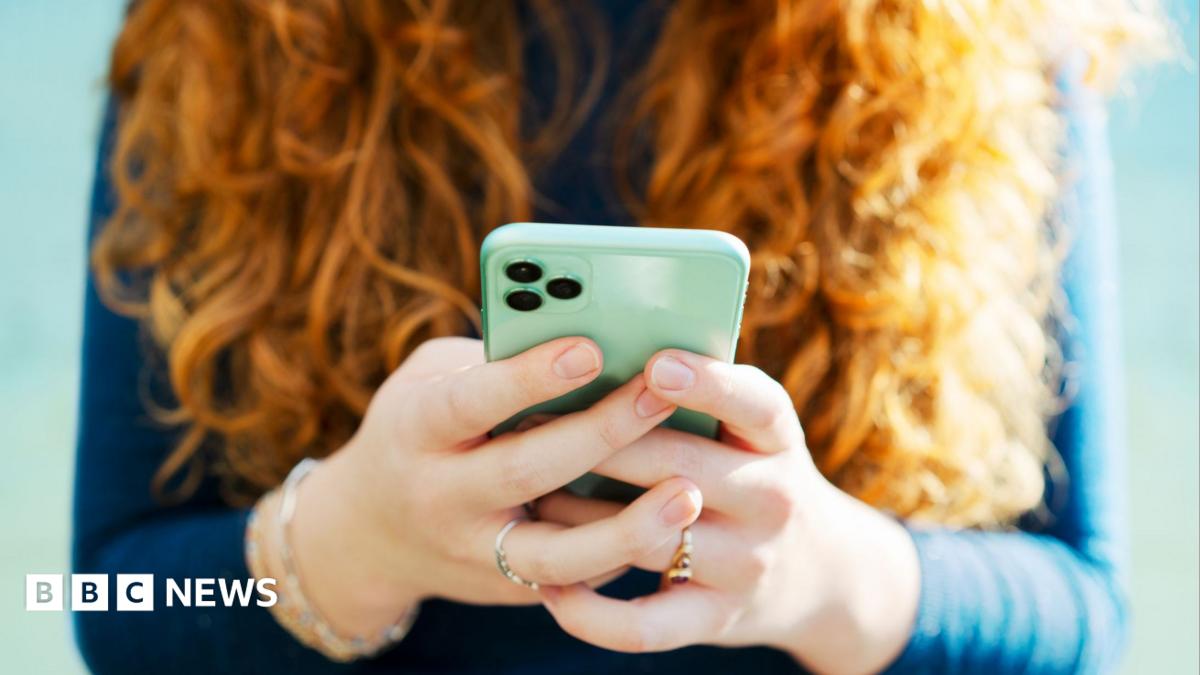 تحقيقات بريطانية في موجة مكالمات آلية احتيالية تستهدف مستخدمي واتساب