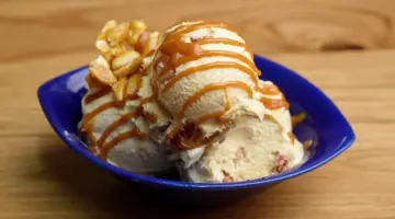 حلوى السعادة في دقائق .. آيس كريم الفانيليا غرقانة بالصوص الكراميل بألذ طعم وأحلى مذاق