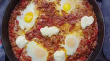 اسعدي أفراد أسرتك.. طريقة عمل شكشوكة البيض بالسجق بطعم رائع