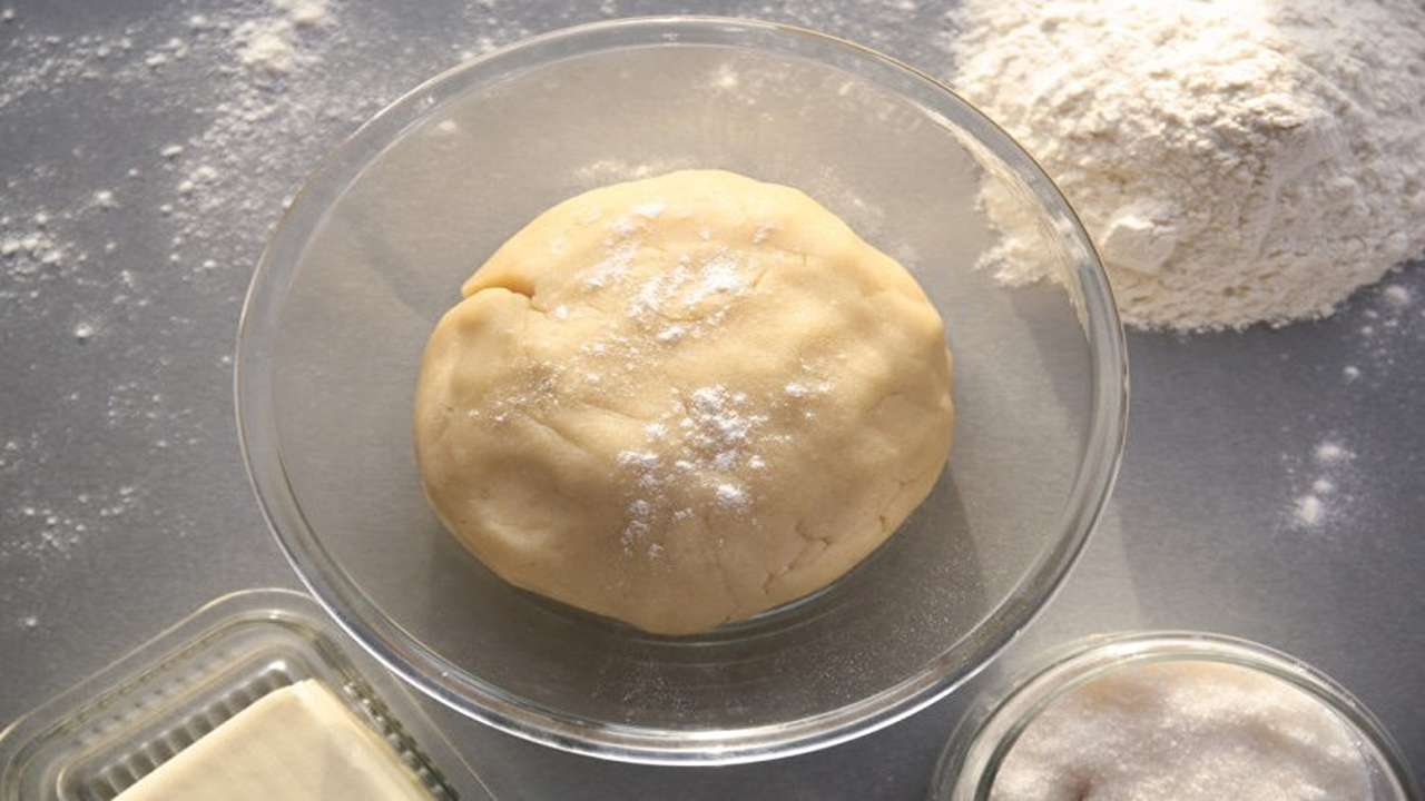 طريقة عمل عجينة العشر دقائق الهشة والخفيفة لجميع المعجنات والمخبوزات طريقة عمل عجينة العشر دقائق الهشة والخفيفة لجميع المعجنات والمخبوزات