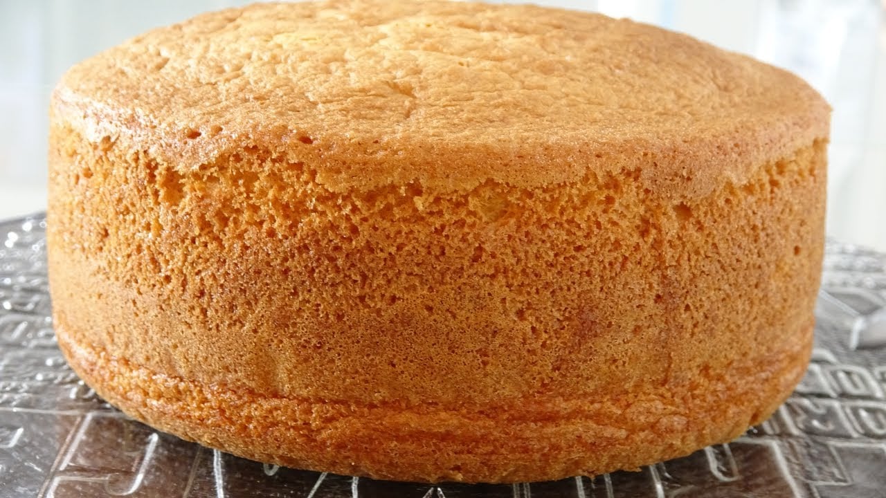 جربي الكيكة الإسفنجية على أصولها وهتبهري كل اللي يدوقها.. هشة وخفيفة وبتذوب في البُق!