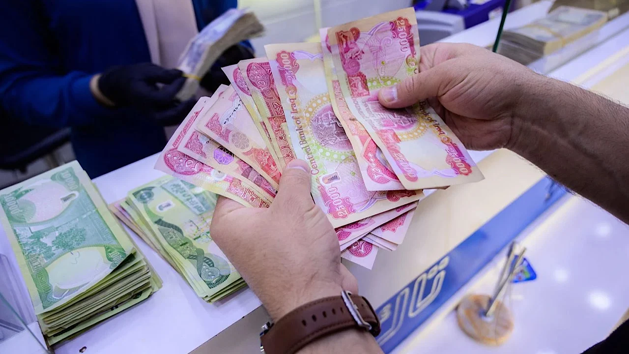 ما هي حقيقة زيادة رواتب الموظفين في العراق وكيفية الاستعلام عن راتبك في يناير؟ .. المالية تُجيب