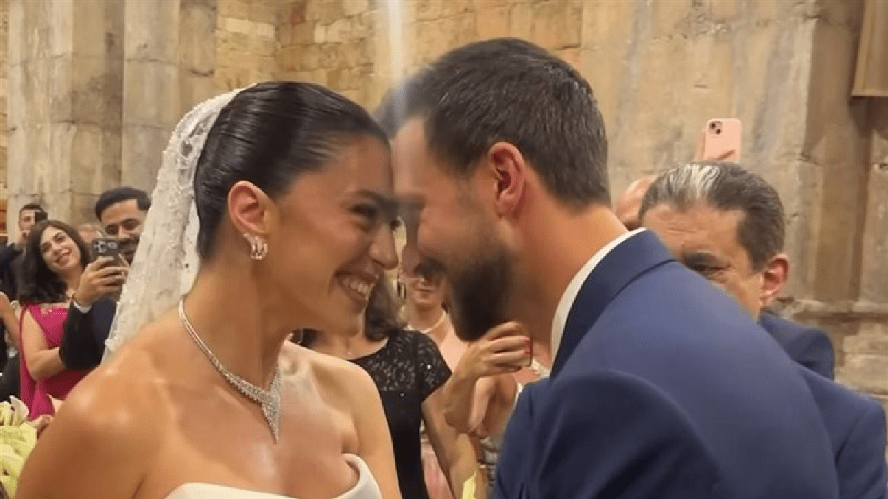 ستيفاني عطالله تخطف الأنظار بإطلالة ساحرة في زفافها.. تفاصيل حفل الحب في بيروت