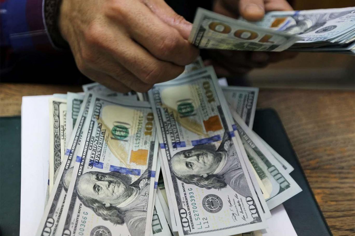 انهيار تاريخي بالبنوك.. انخفاض كبير لسعر الليرة السورية مقابل الدولار اليوم بمنتصف التعاملات