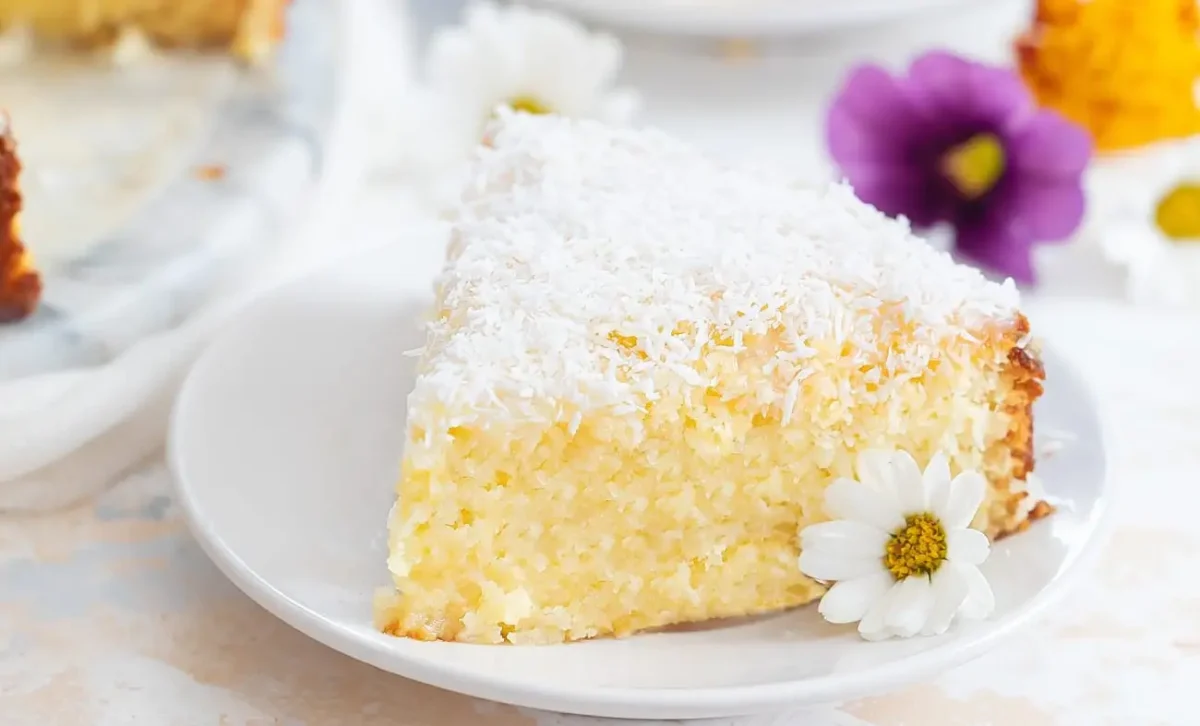 هتقومي تعمليها دلوقتي لعيالك.. كيكة جوز الهند الأصلية بأنجح طريقة وبطعم هش ولذيذ للفطار